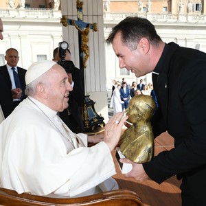 Svetom Ocu darovana bista blaženog Alojzija Stepinca